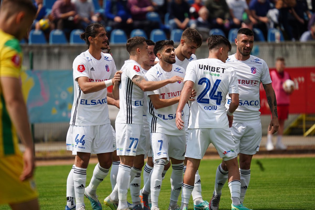 10 lucruri observate de reporterul GSP la FC Botoșani - CS Mioveni » Flori, lacrimi, aplauze și multe debuturi