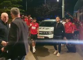 Fanii lui Dinamo au un nou idol » Au „spart” nunta de la Iași pentru a se fotografia cu el