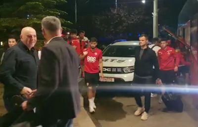 Fanii lui Dinamo au un nou idol » Au „spart” nunta de la Iași pentru a se fotografia cu el