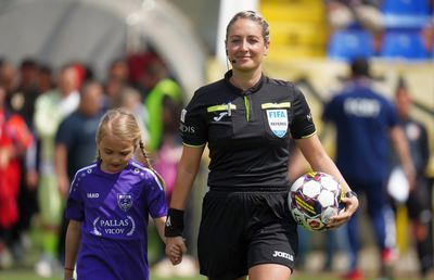 La feminin cu ALINA PEȘU: „Am dat un cartonaș roșu și jucătorul mi-a pupat mâna!”