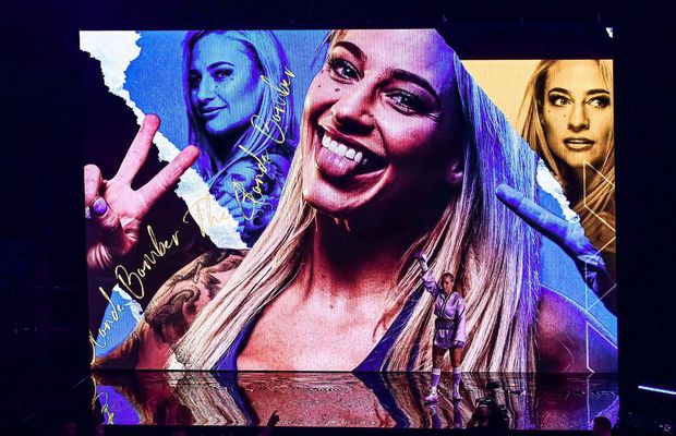 O pugilistă sexy, vedetă OnlyFans și mare fan Leeds face o promisiune fierbinte pentru salvarea de la retrogradare