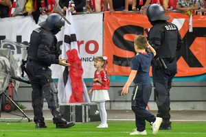 Pe aici se trece? Imaginile serii după Dinamo - Csikzereda, cu o fetiță și un jandarm în prim-plan