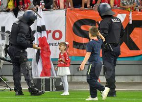 Pe aici se trece? Imaginile serii după Dinamo – Csikszereda, cu o fetiță și un jandarm în prim-plan
