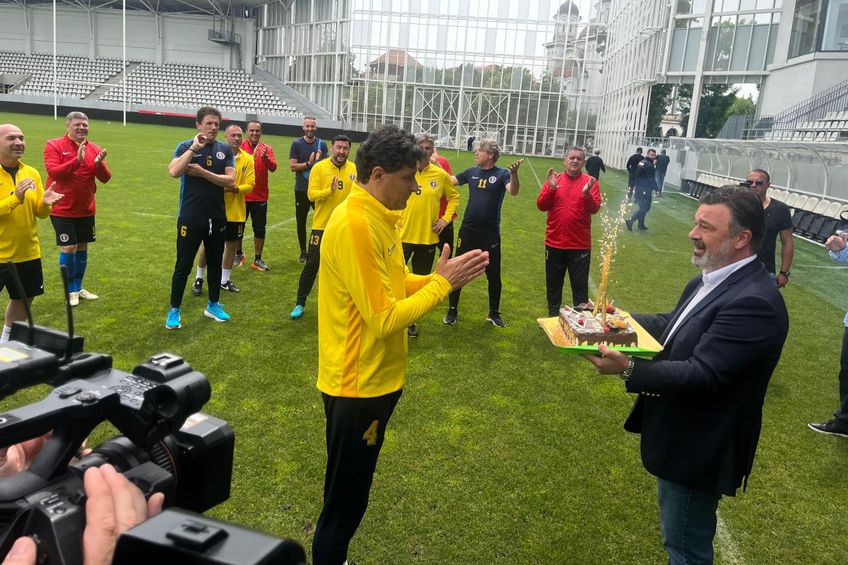 Miodrag Belodedici primește tortul de ziua sa / Foto: Andrei Petrescu, GSP