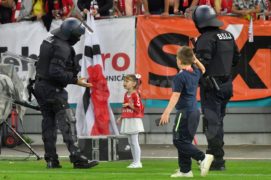 O tânără susținătoare a lui Dinamo, rătăcită printre jandarmi / FOTO: Cristi Preda (GSP) 31.000 de motive să scoateți Dinamo din anonimat!