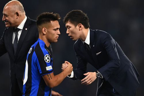 Steven Zhang îl consolează pe căpitanul Lautaro Martinez după finala Ligii pierdută în 2023 cu Manchester City / Foto: Imago