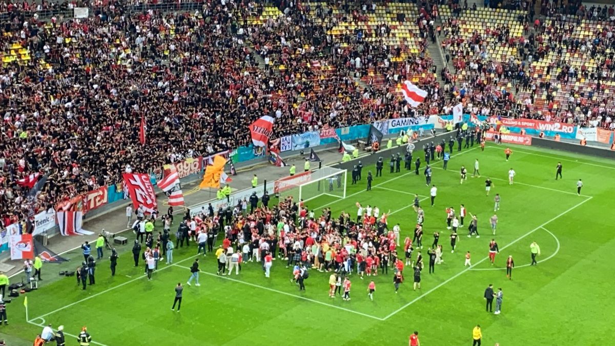 Invazie pe teren după Dinamo - Csikszereda