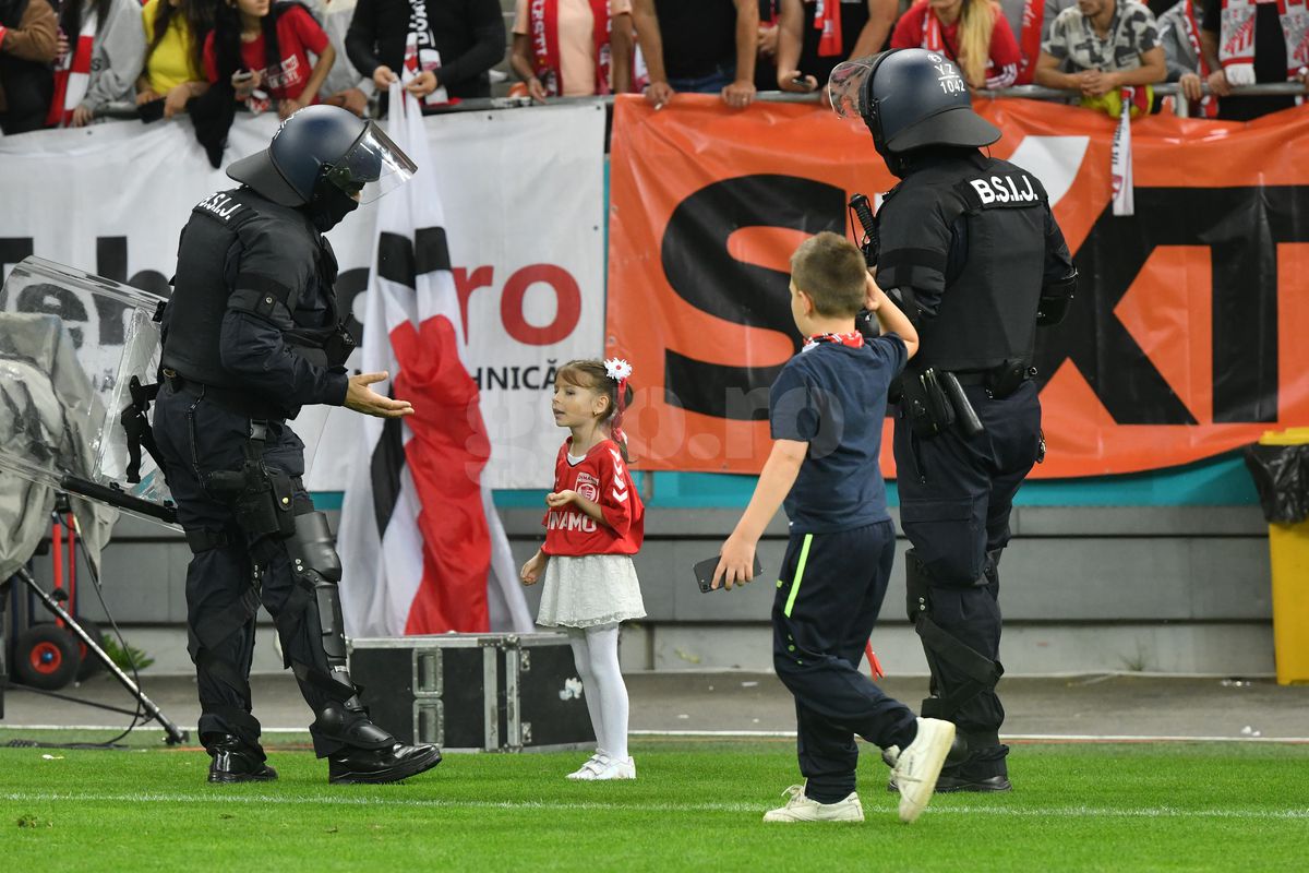 Pe aici se trece? Imaginile serii după Dinamo - Csikszereda, cu o fetiță și un jandarm în prim-plan