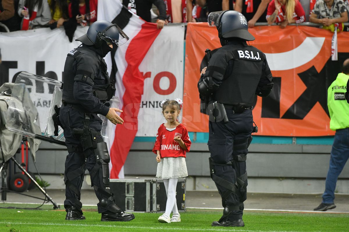Pe aici se trece? Imaginile serii după Dinamo - Csikszereda, cu o fetiță și un jandarm în prim-plan