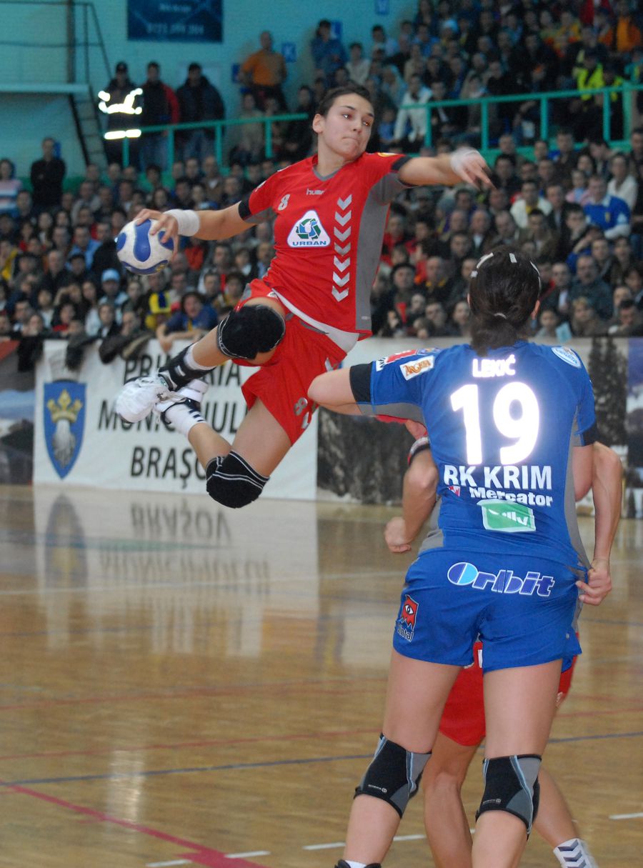 Cristina Neagu în tricoul celor de la Rilmentul FOTO Gazeta Sporturilor De la glorie la adio » Totul despre cariera Cristinei Neagu: debutul briliant la Mondialul din Franța, accidentările care i-au adus durere și revenirea acasă