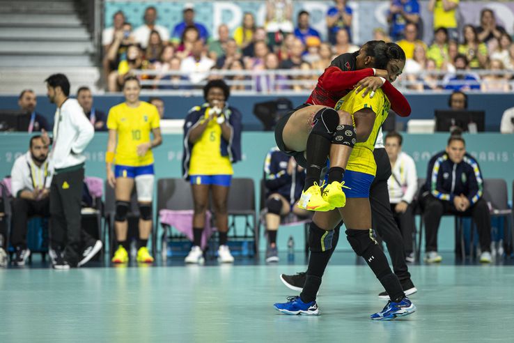 Tamires Araujo a sărit în ajutorul prietenei sale Albertina Kassoma / FOTO: Imago