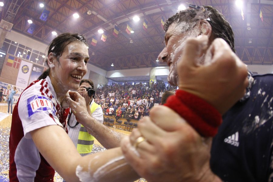 Cristina Neagu și Radu Voina sărăbătorind o victorie importantă a Oltchimului FOTO Gazeta Sporturilor De la glorie la adio » Totul despre cariera Cristinei Neagu: debutul briliant la Mondialul din Franța, accidentările care i-au adus durere și revenirea acasă