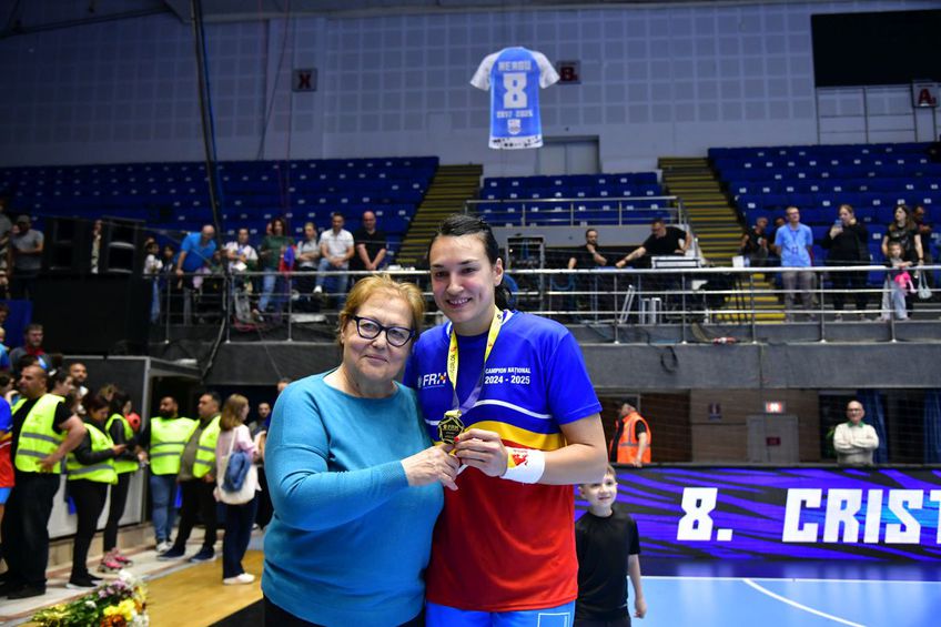 Maria Covaci și Cristina Neagu la ultimul meci oficial al Cristinei Neagu disputat la mijlocul lunii mai FOTO Cristi Preda