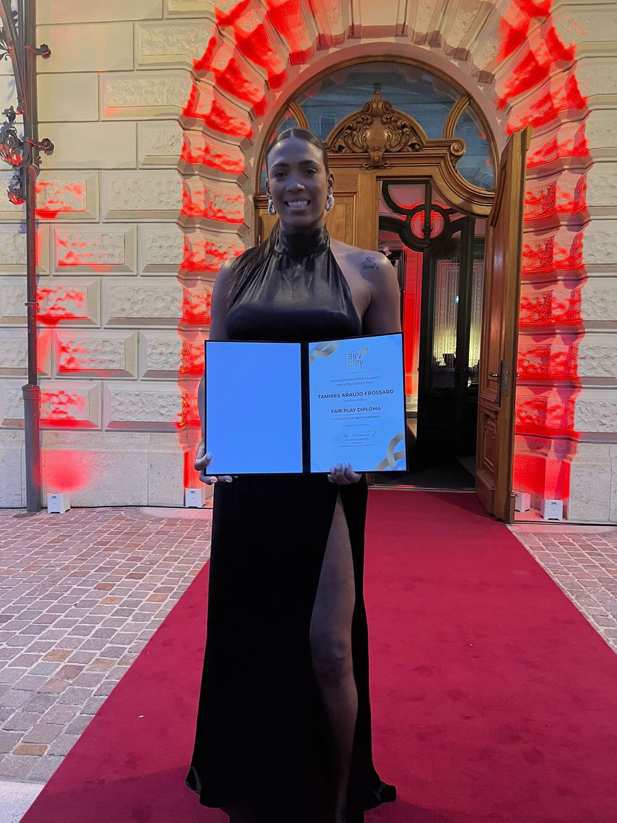 O jucătoare a Gloriei Bistrița, premiată la Gala World Fair Play Awards » Imagini cu gestul care a făcut înconjurul lumii