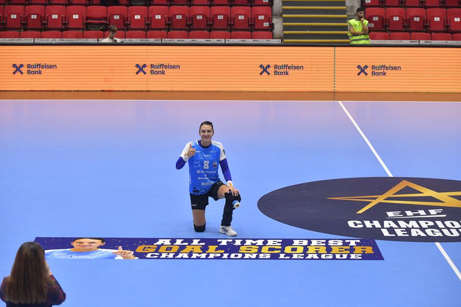 Cristina Neagu omagiată pentru faptul că a înscris cele mai multe goluri în Liga Campionilor FOTO Cristi Preda De la glorie la adio » Totul despre cariera Cristinei Neagu: debutul briliant la Mondialul din Franța, accidentările care i-au adus durere și revenirea acasă