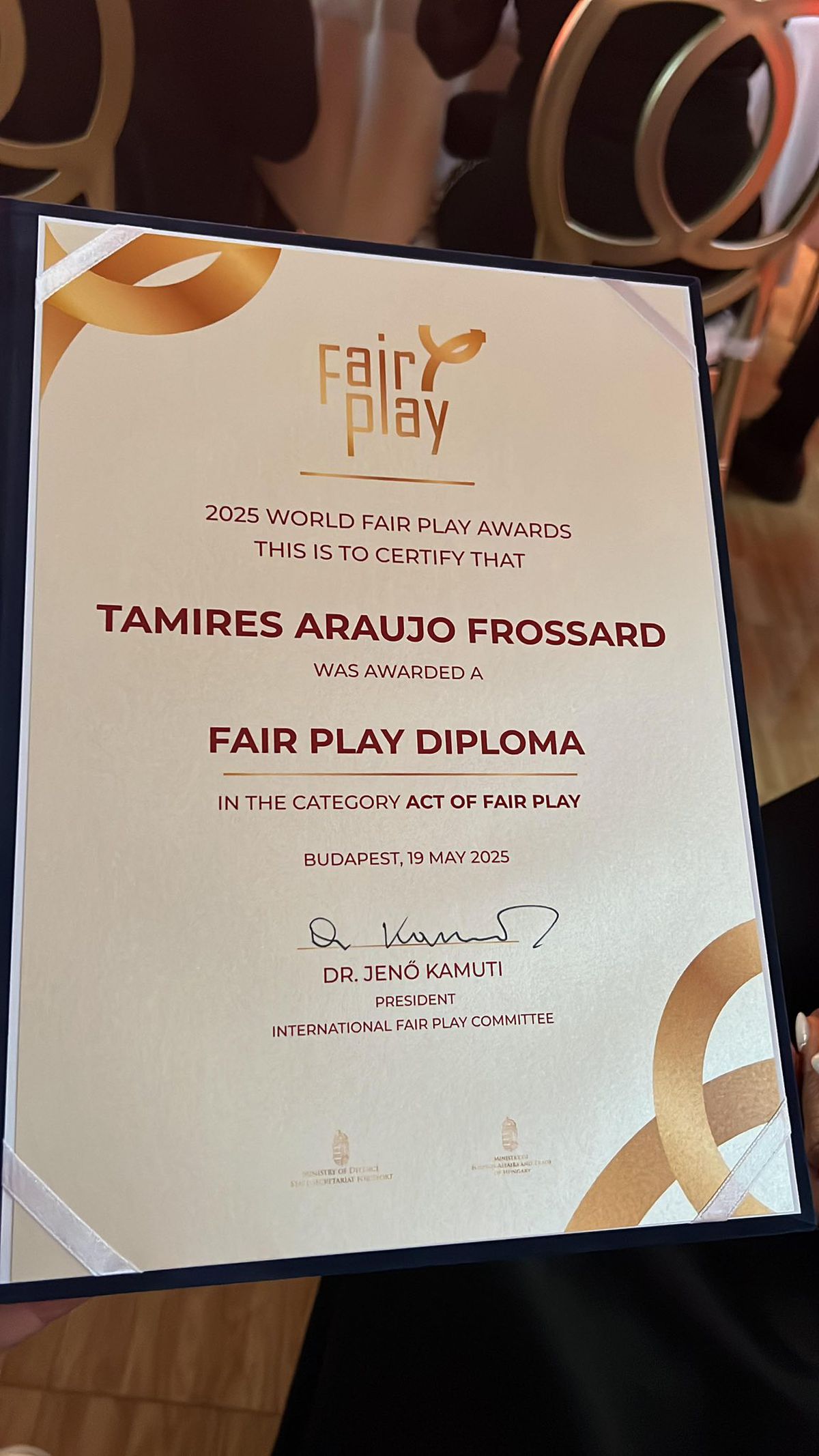 O jucătoare a Gloriei Bistrița, premiată la Gala World Fair Play Awards » Imagini cu gestul care a făcut înconjurul lumii