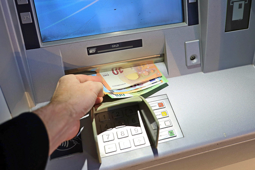 LIBERTATEA A băgat 3.000 de euro într-un bancomat și aparatul i-a confiscat pe loc: „Mi-am anulat și vacanța planificată din cauza asta”