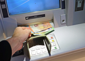 A băgat 3.000 de euro într-un bancomat și aparatul i-a confiscat pe loc: „Mi-am anulat și vacanța planificată din cauza asta”