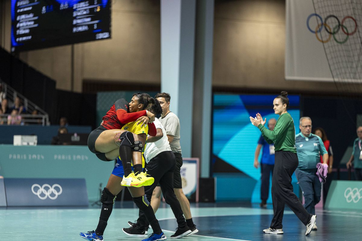 O jucătoare a Gloriei Bistrița, premiată la Gala World Fair Play Awards » Imagini cu gestul care a făcut înconjurul lumii