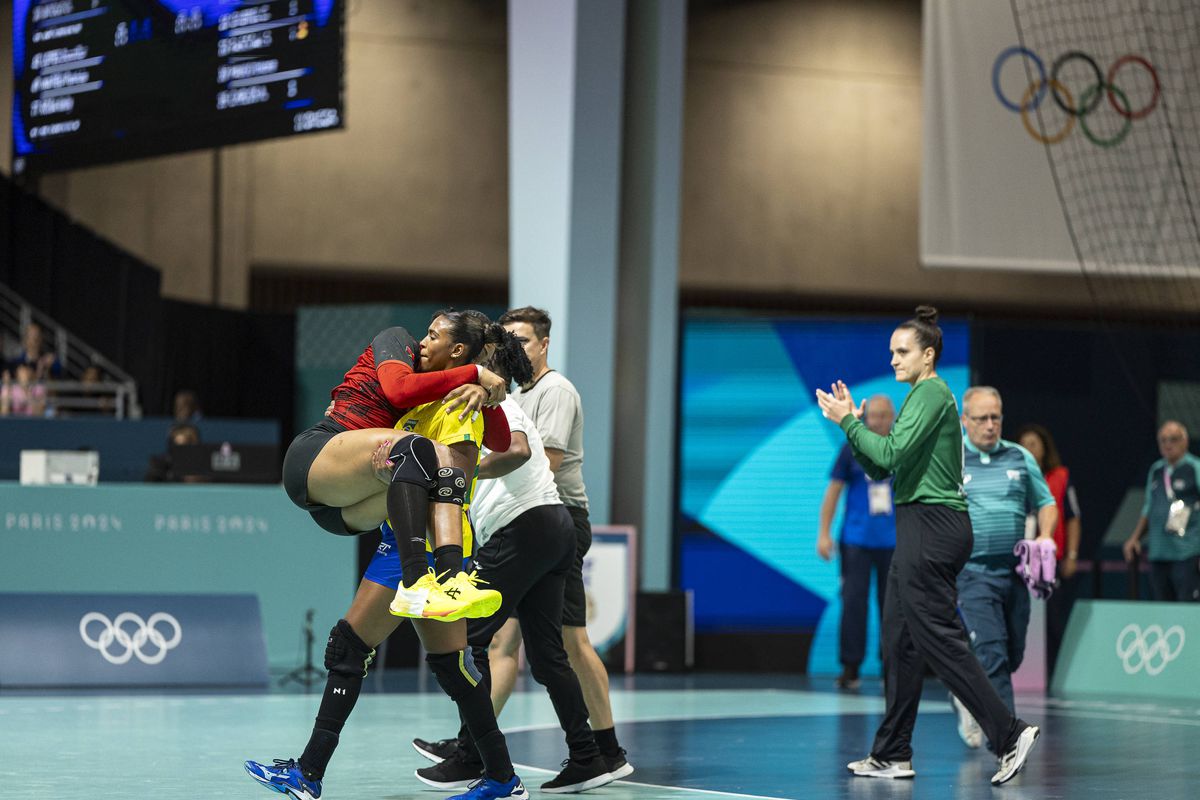 O jucătoare a Gloriei Bistrița, premiată la Gala World Fair Play Awards » Imagini cu gestul care a făcut înconjurul lumii