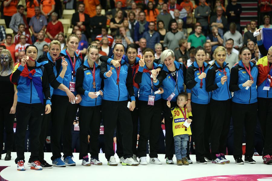 Echipa României cu medaliile mondiale în 2015 FOTO Gazeta Sporturilor De la glorie la adio » Totul despre cariera Cristinei Neagu: debutul briliant la Mondialul din Franța, accidentările care i-au adus durere și revenirea acasă