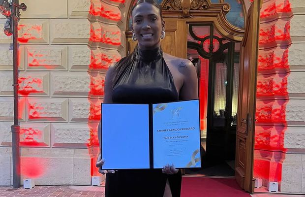 O jucătoare a Gloriei Bistrița, premiată la Gala World Fair Play Awards » Imagini cu gestul care a făcut înconjurul lumii