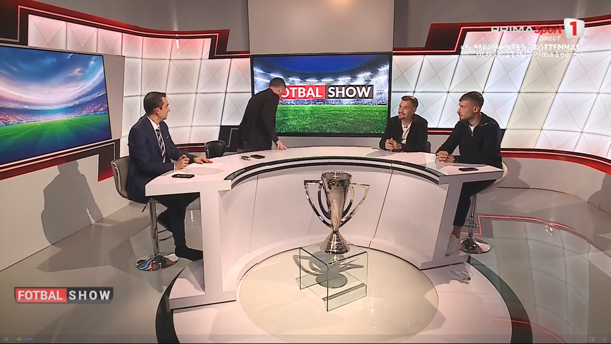 Mihai Stoica s-a ridicat pentru a agăța două fulare de trofeu