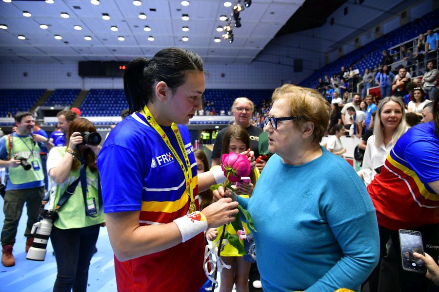 Cristina Neagu a primti o floarea de la prima sa antrenoare al ultimul meci oficial FOTO Cristi Preda Prima antrenoare din cariera Cristinei Neagu, interviu-eveniment pentru GSP: „A fost un dar de la Dumnezeu”