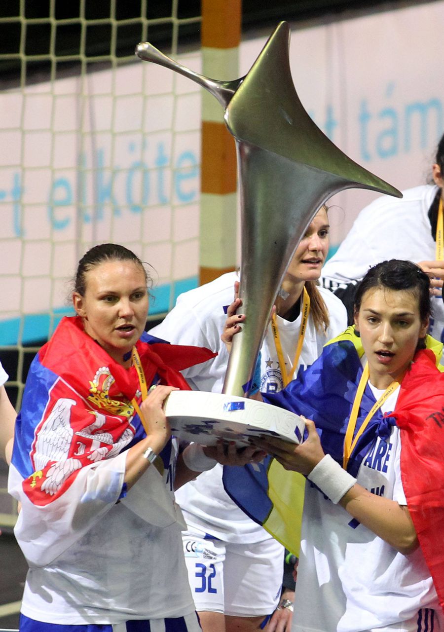 Cristina Neagu cu trofeul Ligii Campionilor în 2015 FOTO Imago Images De la glorie la adio » Totul despre cariera Cristinei Neagu: debutul briliant la Mondialul din Franța, accidentările care i-au adus durere și revenirea acasă