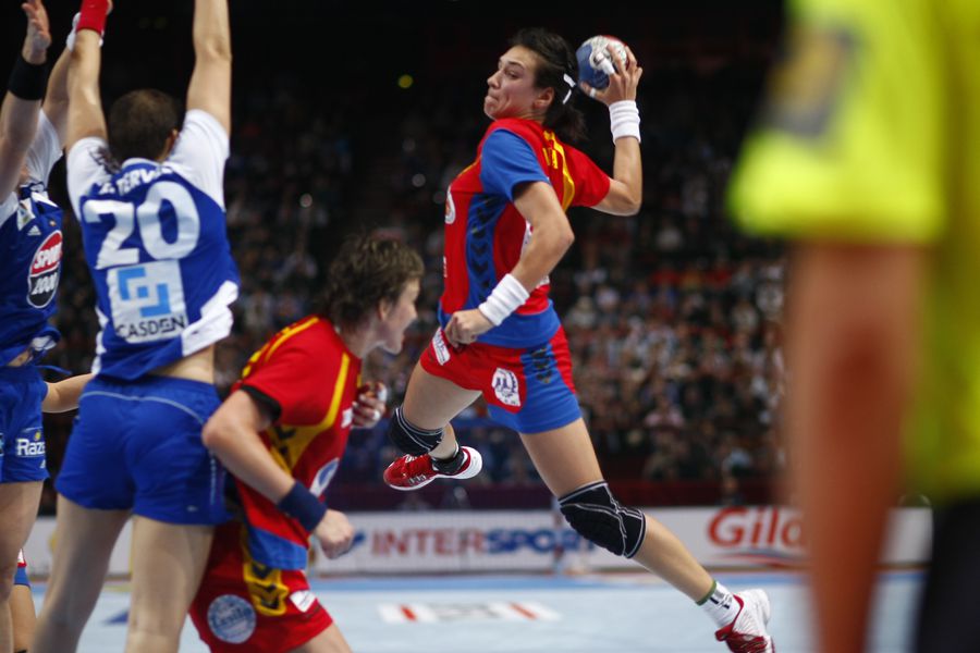 Cristina Neagu în acțiune la CM 2007 FOTO Gazeta Sporturilor De la glorie la adio » Totul despre cariera Cristinei Neagu: debutul briliant la Mondialul din Franța, accidentările care i-au adus durere și revenirea acasă