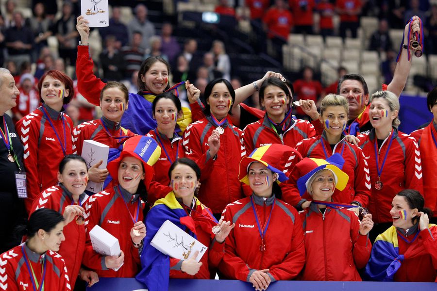 Cristina Neagu alături de coechipierele pozând cu medaliile de bronz FOTO Gazeta Sporturilor De la glorie la adio » Totul despre cariera Cristinei Neagu: debutul briliant la Mondialul din Franța, accidentările care i-au adus durere și revenirea acasă