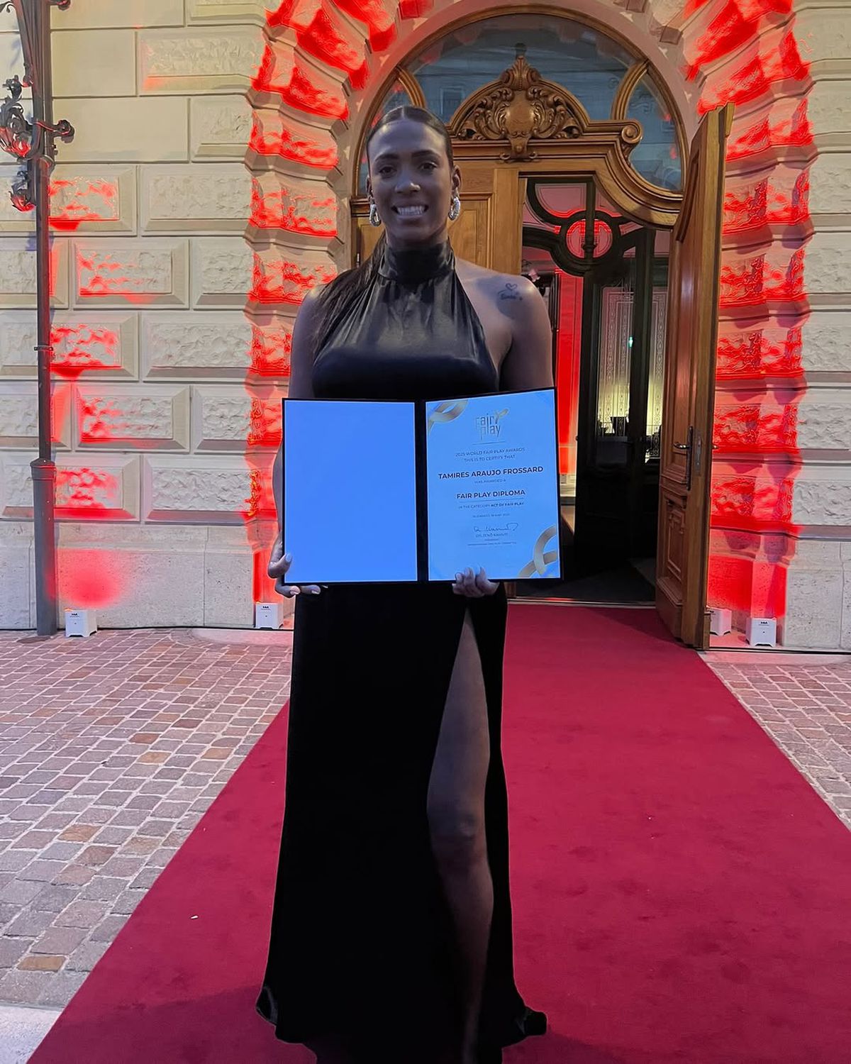 O jucătoare a Gloriei Bistrița, premiată la Gala World Fair Play Awards » Imagini cu gestul care a făcut înconjurul lumii