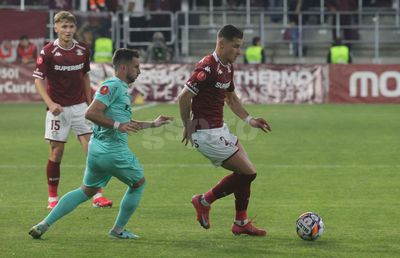 Fotbalistul Rapidului, criticat vehement în direct: „E jumătate de jucător, nu poți să-ți permiți!”