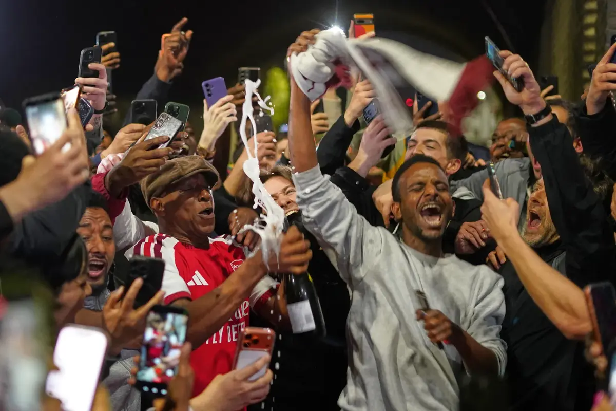 Arsenal, bucurie așteptată 22 de ani » Cum au petrecut fotbaliștii + Mii de fani în fața stadionului