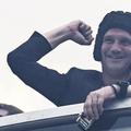 Cristi Chivu, surprins bucurându-se în autobuzul decapotabil cu casca pe cap și cu pachetul de țigări în mână