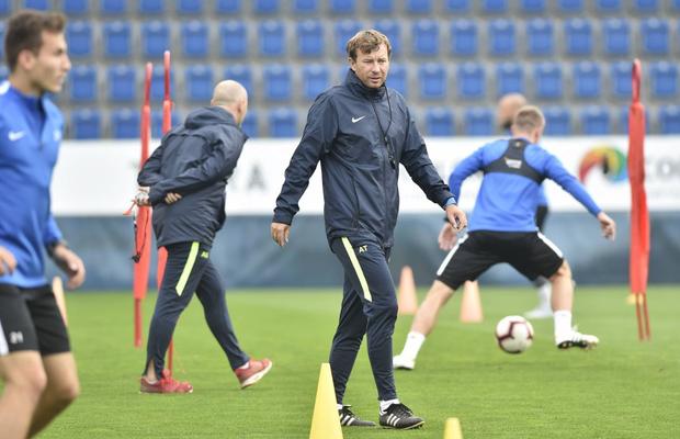 Antrenor exclus pe viață de UEFA, după ce și-a filmat pe ascuns jucătoarele