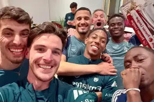Arsenal, bucurie așteptată 22 de ani » Cum au petrecut fotbaliștii + Mii de fani în fața stadionului