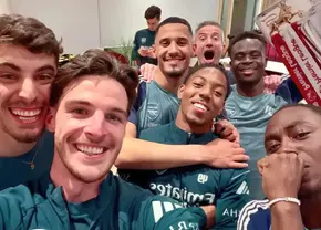 Arsenal, bucurie așteptată 22 de ani » Cum au petrecut fotbaliștii + Mii de fani în fața stadionului
