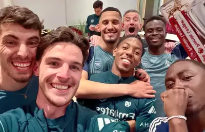 Arsenal, bucurie așteptată 22 de ani » Cum au petrecut fotbaliștii + Mii de fani în fața stadionului