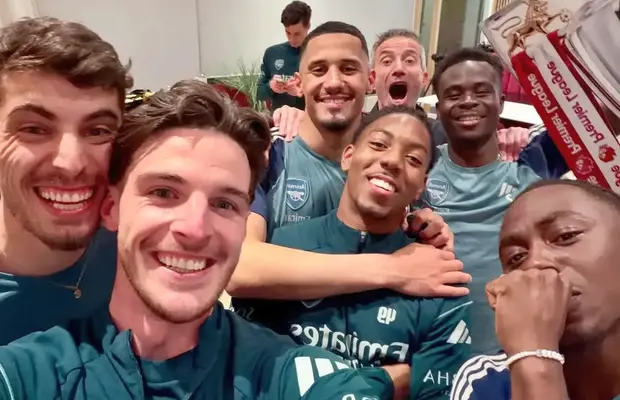 Arsenal, bucurie așteptată 22 de ani » Cum au petrecut fotbaliștii + Mii de fani în fața stadionului