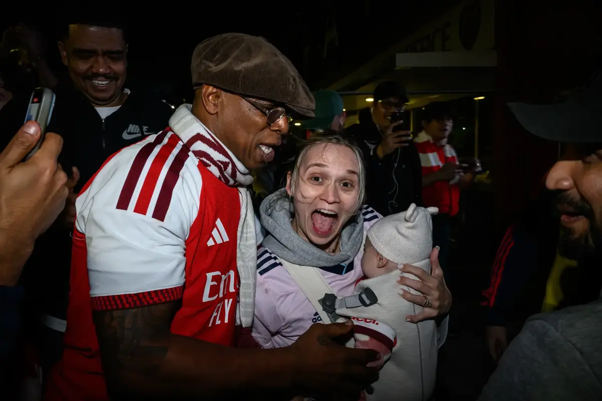 Arsenal, bucurie așteptată 22 de ani » Cum au petrecut fotbaliștii + Mii de fani în fața stadionului