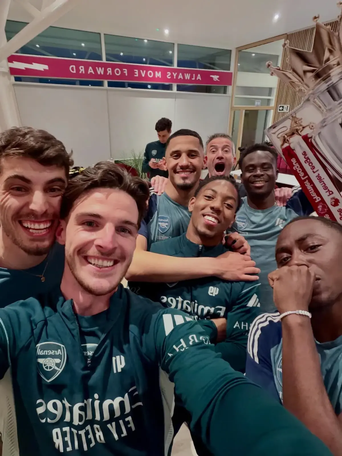Arsenal, bucurie așteptată 22 de ani » Cum au petrecut fotbaliștii + Mii de fani în fața stadionului