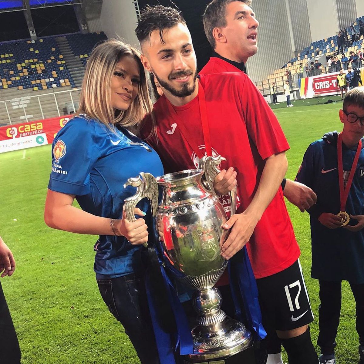 FOTO Idilă pe litoral! Jucătorul de la Viitorul se iubește cu o frumoasă șatenă