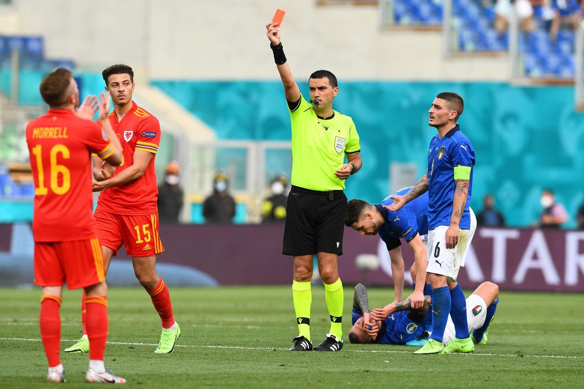 Hațegan n-a îngenuncheat înainte de meci + Galezii l-au contestat pentru „roșu”! Cine i-a dat dreptate românului