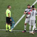 Gianluigi Donnarumma (22 de ani) a fost înlocuit cu Salvatore Sirigu (34 de ani), în minutul 89 al victoriei obținute de Italia în fața Țării Galilor, scor 1-0, în ultima rundă a grupei A de la Euro 2020.