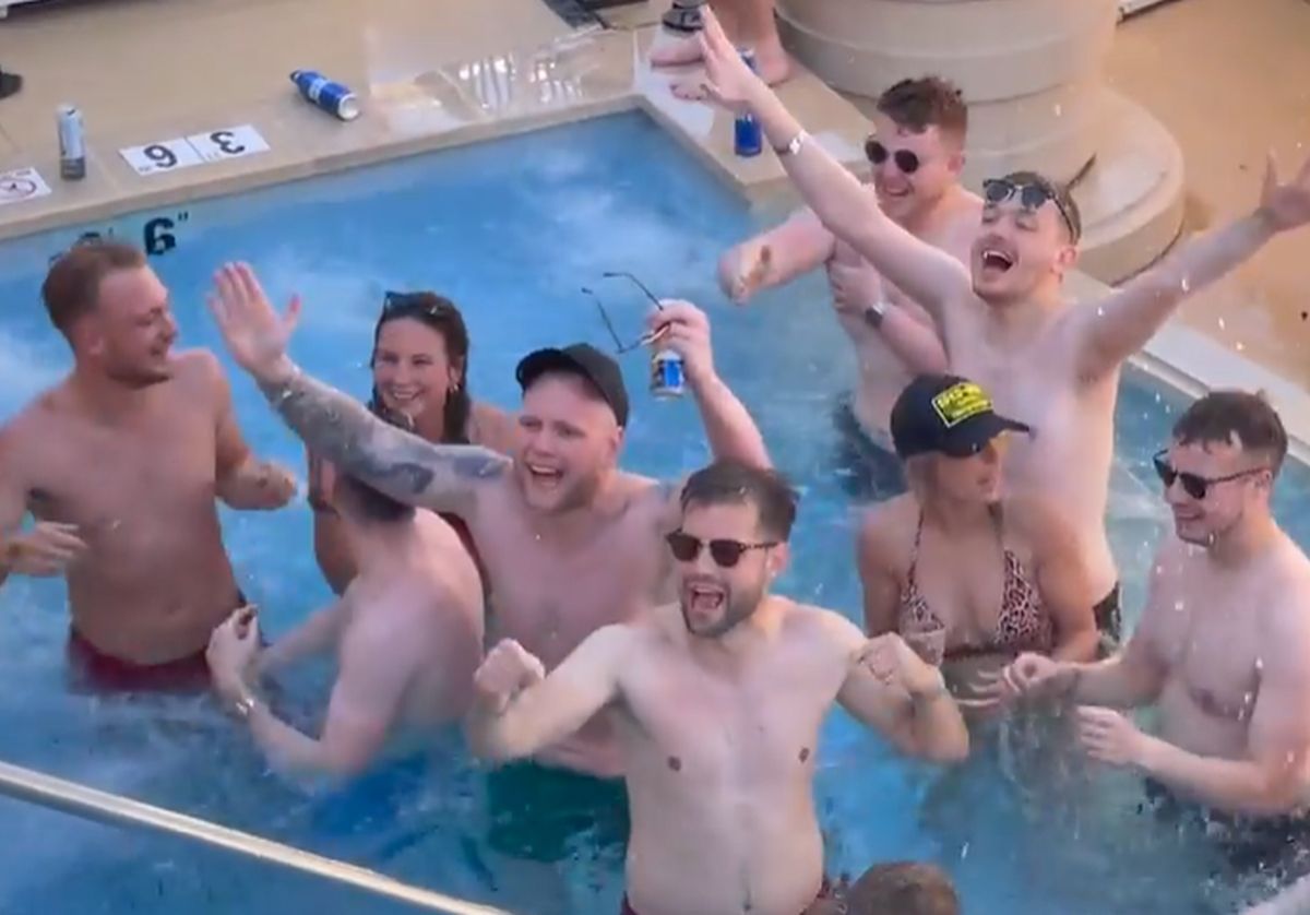 Cu iubita acasă, starul din Premier League petrece în Las Vegas cu femei și 116 sticle de șampanie » Detalii picante