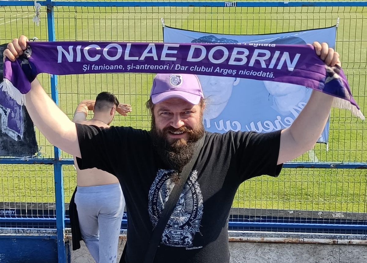 El e suporterul român care și-a transformat camera în muzeu » Mii de piese de colecție cu echipa favorită: „E costisitor, dar satisfacțiile sunt pe măsură”