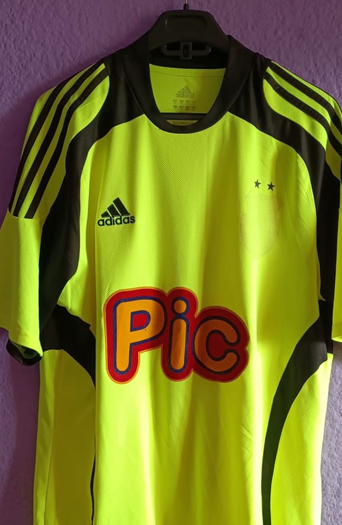 El e suporterul român care și-a transformat camera în muzeu » Mii de piese de colecție cu echipa favorită: „E costisitor, dar satisfacțiile sunt pe măsură”