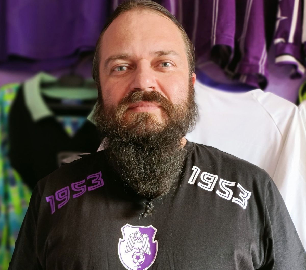 El e suporterul român care și-a transformat camera în muzeu » Mii de piese de colecție cu echipa favorită: „E costisitor, dar satisfacțiile sunt pe măsură”