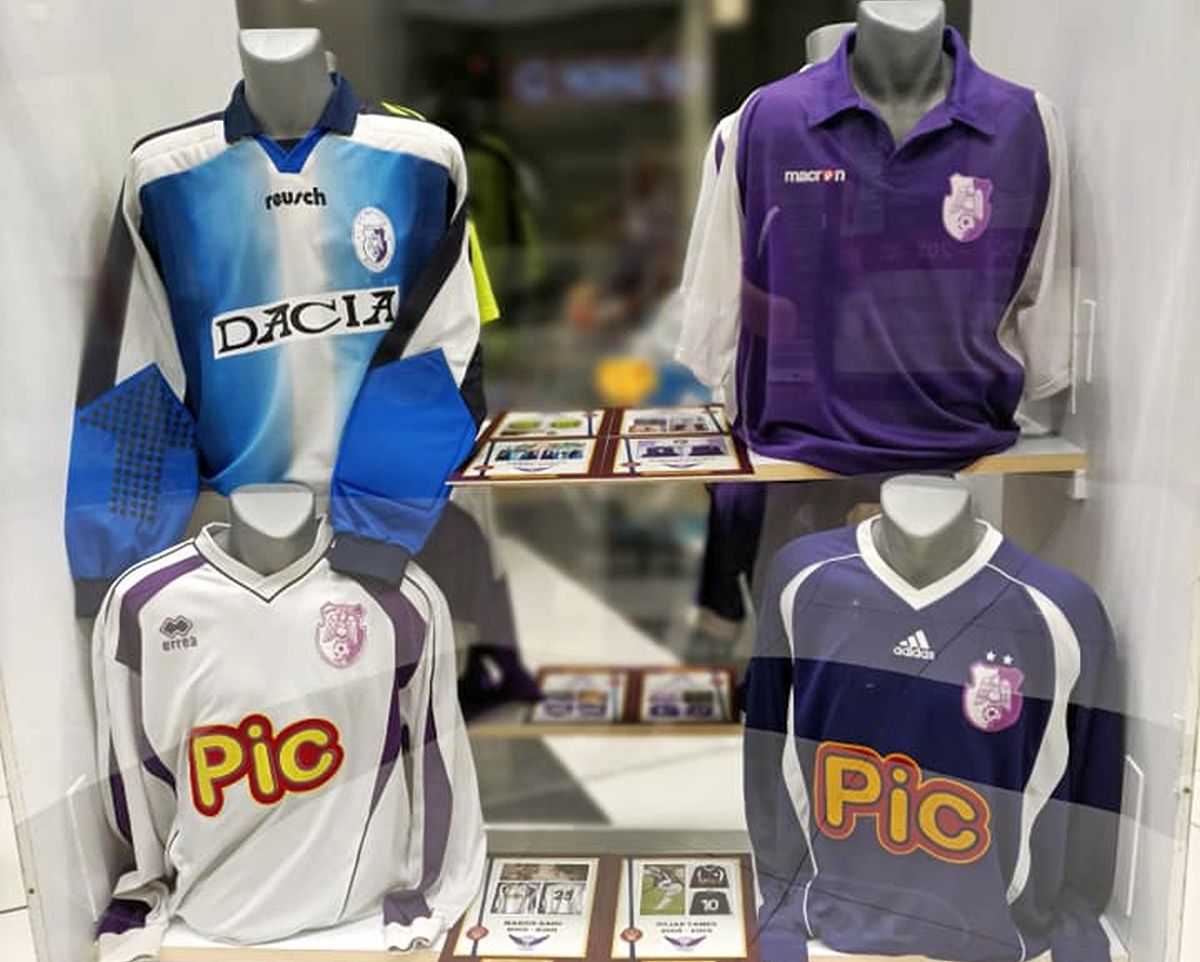 El e suporterul român care și-a transformat camera în muzeu » Mii de piese de colecție cu echipa favorită: „E costisitor, dar satisfacțiile sunt pe măsură”